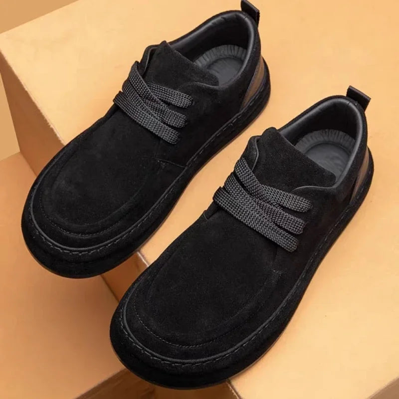 Los zapatos para hombre son zapatos de moda de material marrón, cómodos para caminar, adecuados para el uso diario. 