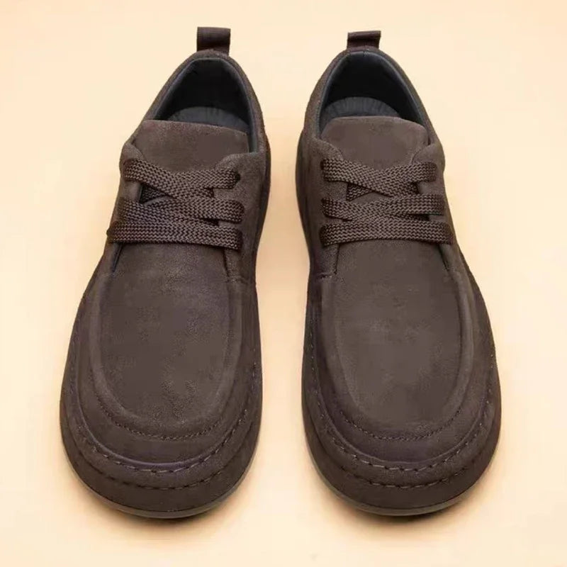 Los zapatos para hombre son zapatos de moda de material marrón, cómodos para caminar, adecuados para el uso diario. 